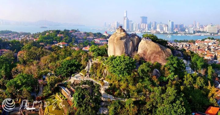 Escucha el oleaje de la marea después de disfrutar de la melodía del laúd -	Shu Ting / 舒婷