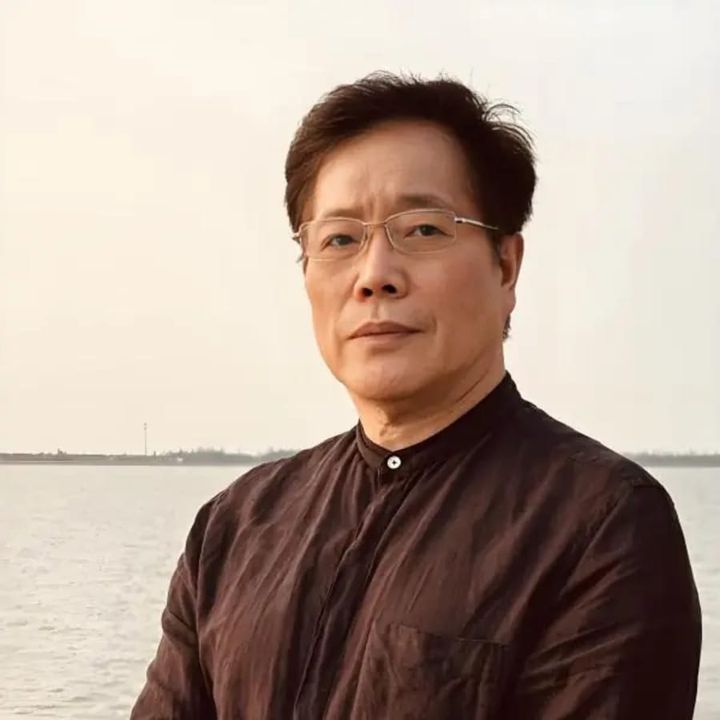 Your Voice Strikes My Heart like a Piano Key - Zhao Lihong / 赵丽宏