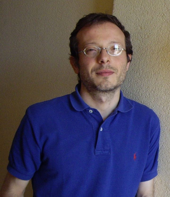 Apartas el siglo hacia atrás con ese mechón - Alberto Pellegatta