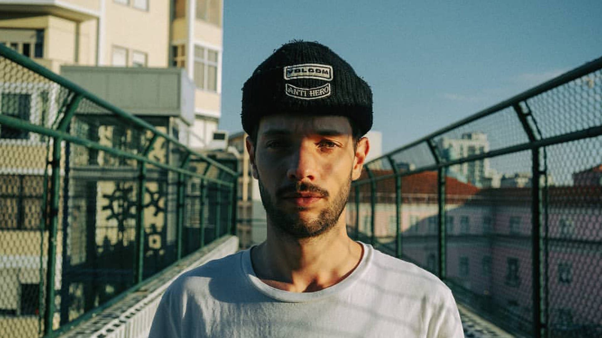 Conheça o vlogger brasileiro que visitou a maior favela da Índia através do skate