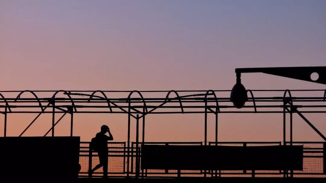 Verso, luz e sombra: o olhar atento de Matéria Prima