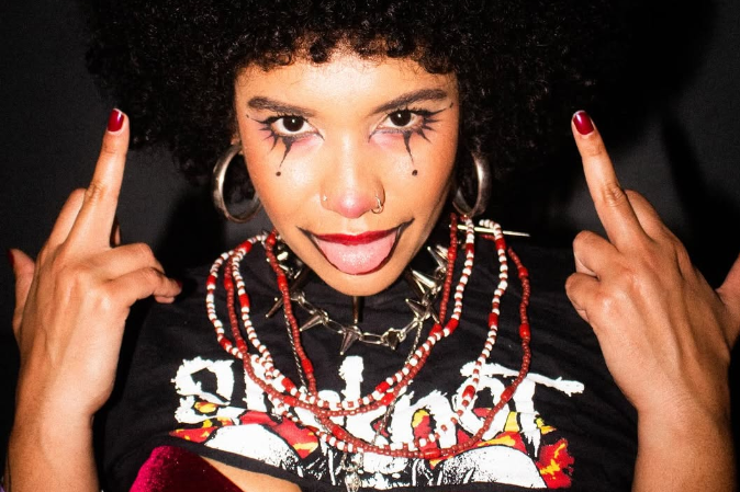 Sim, continuam misturando outros gêneros com o rock e o metal