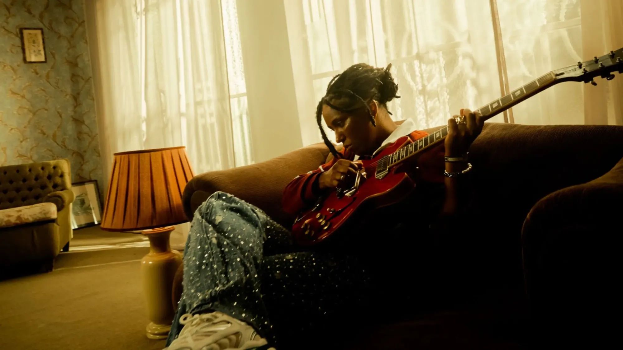 Mahmundi reinventa o começo em "BEM VINDOS DE VOLTA"