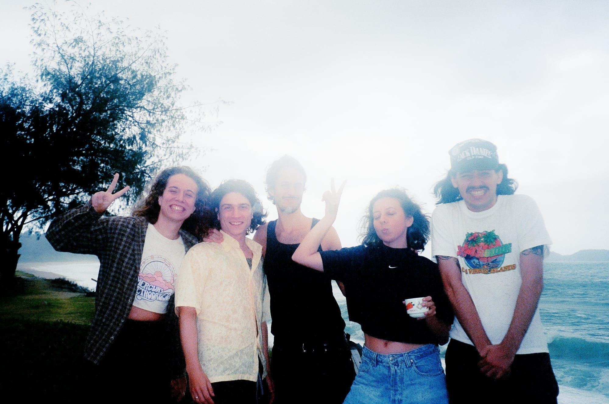 Exclusive os Cabides transforma a saudade de casa em novo EP