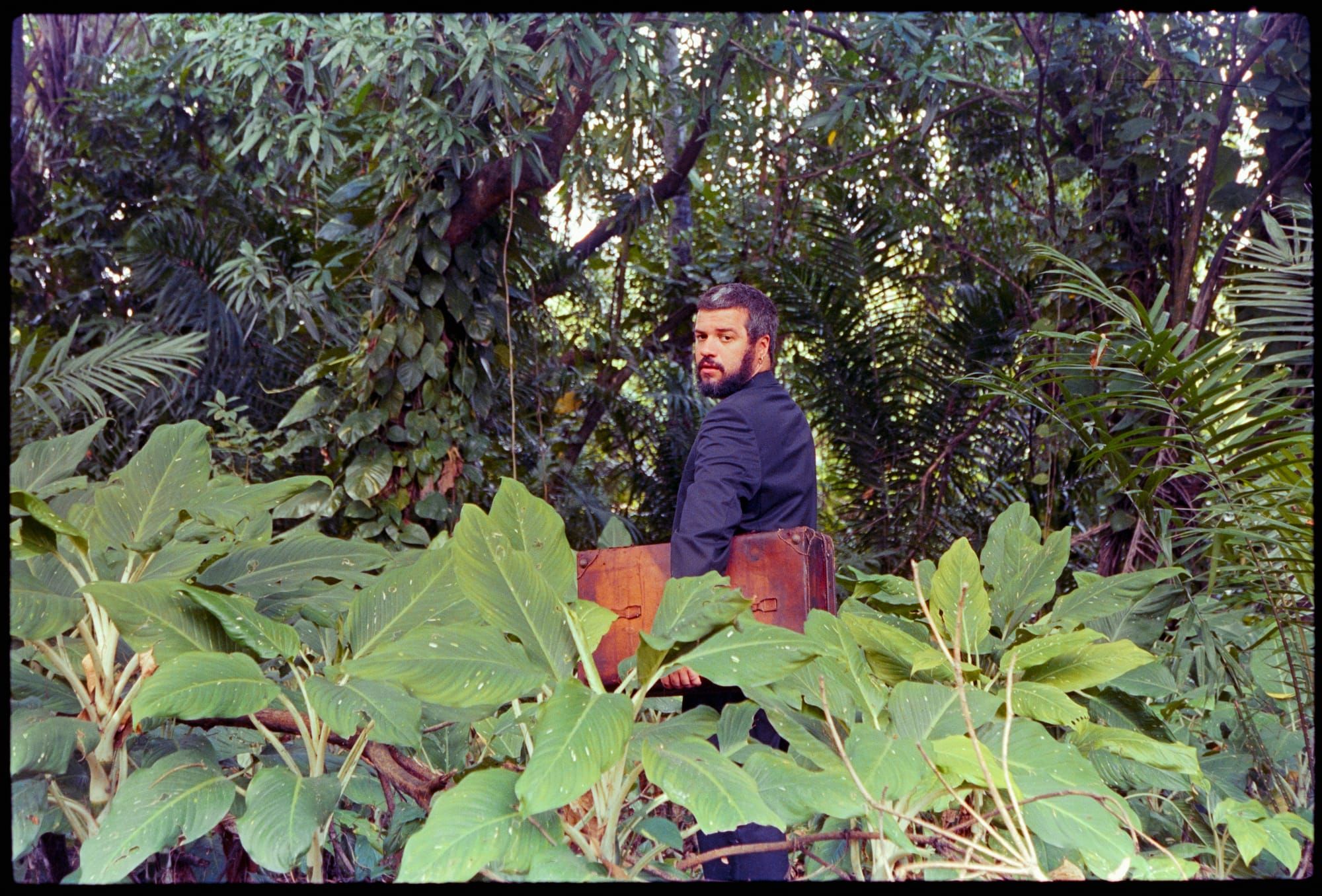 Dezcoma lança BURACO, seu primeiro álbum de batidas