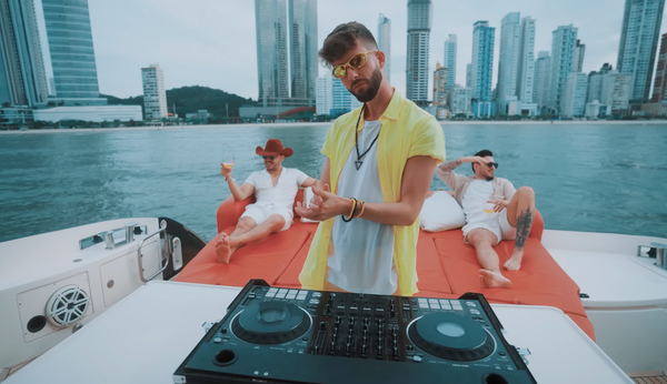 Do sertanejo sobrou só o chapéu