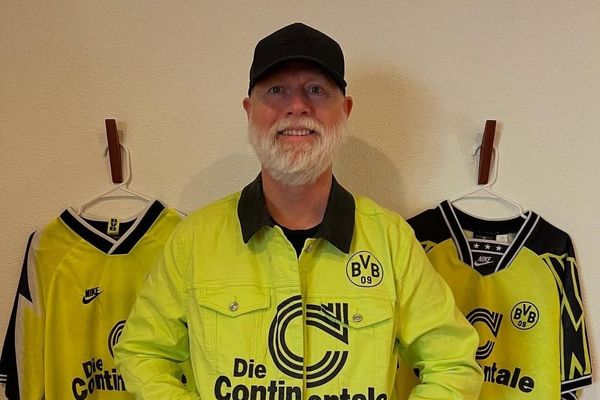 O homem que revolucionou as camisas de futebol nos anos 90