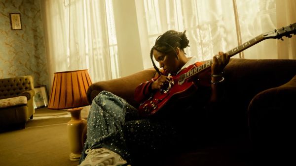 Mahmundi reinventa o começo em "BEM VINDOS DE VOLTA"