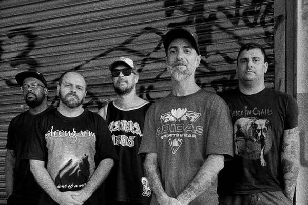 Em Chamas lança o álbum Tied Up