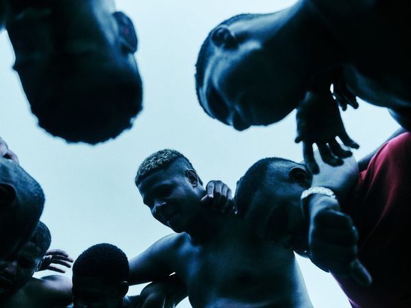 Terra, suor e bola: o futebol de várzea pela ótica de Hick Duarte