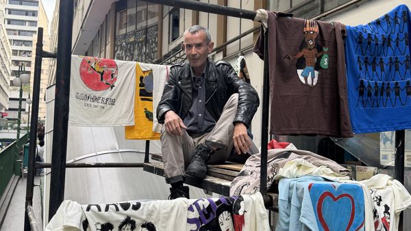 Lixero leva mais de mil camisetas pintadas à mão para exposição na Porta