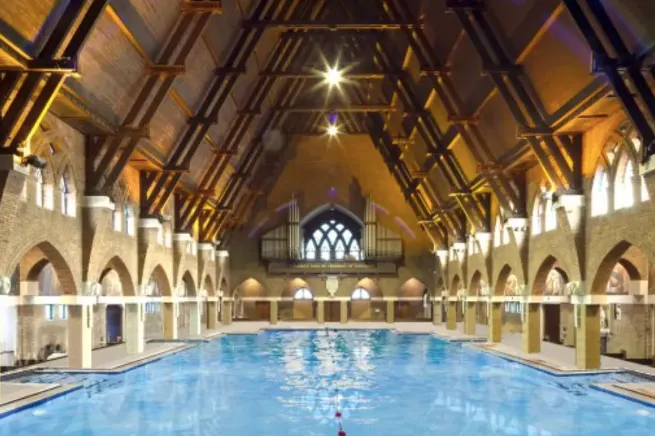 Architect verantwoordelijk voor kosten aangepast zwembad