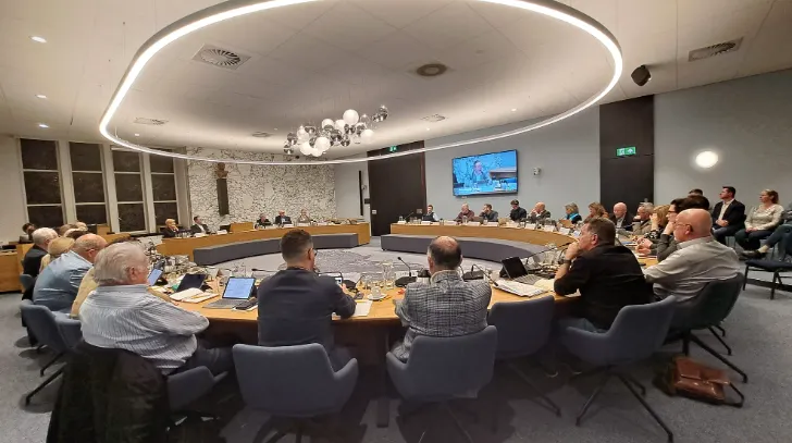 Zwarte rand om de laatste vergadering