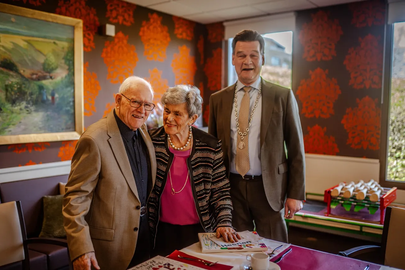 Vier bruidsparen vieren feest