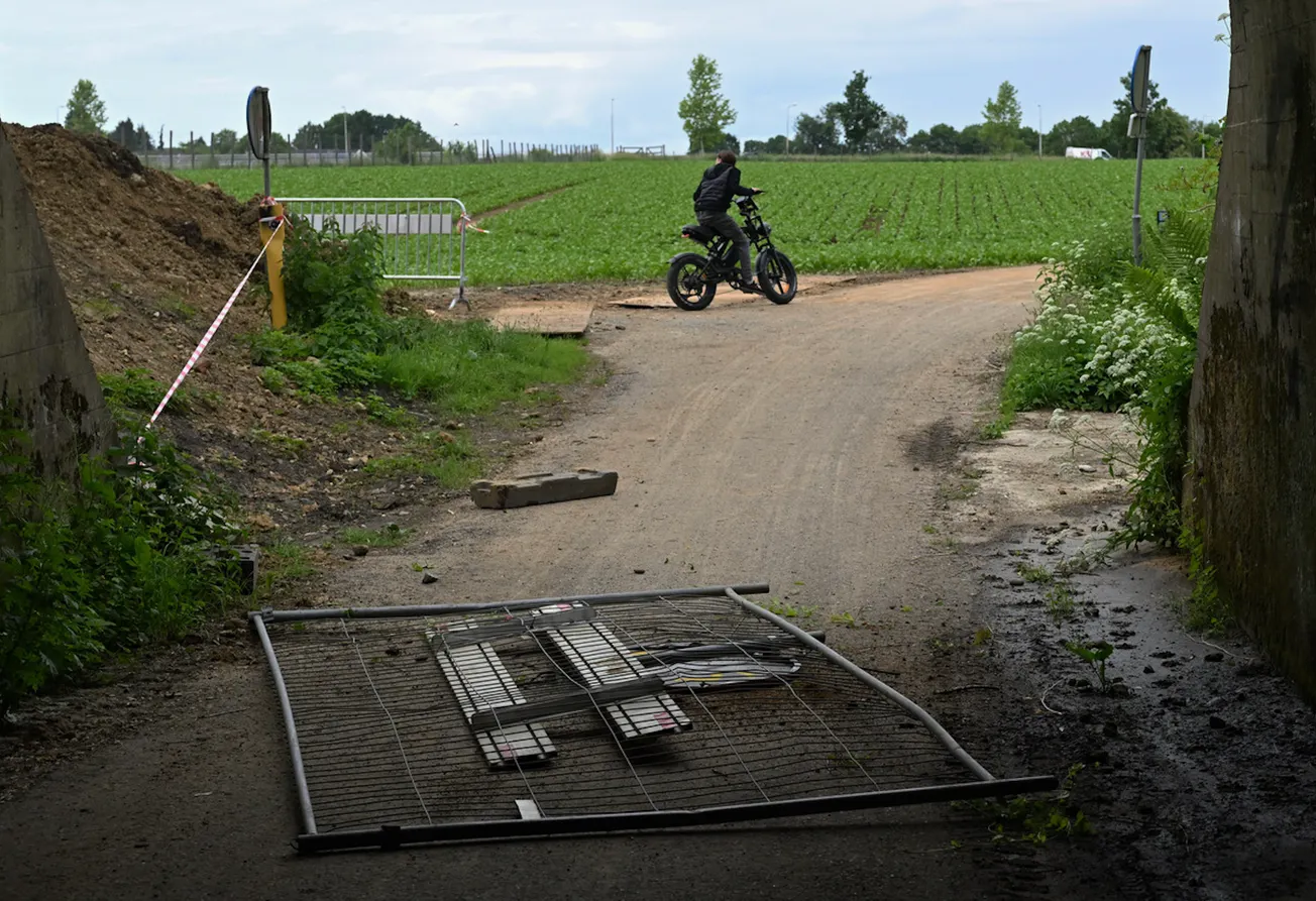 Vier knapen gooien hekwerk en betonnen voetstuk van tunneldak