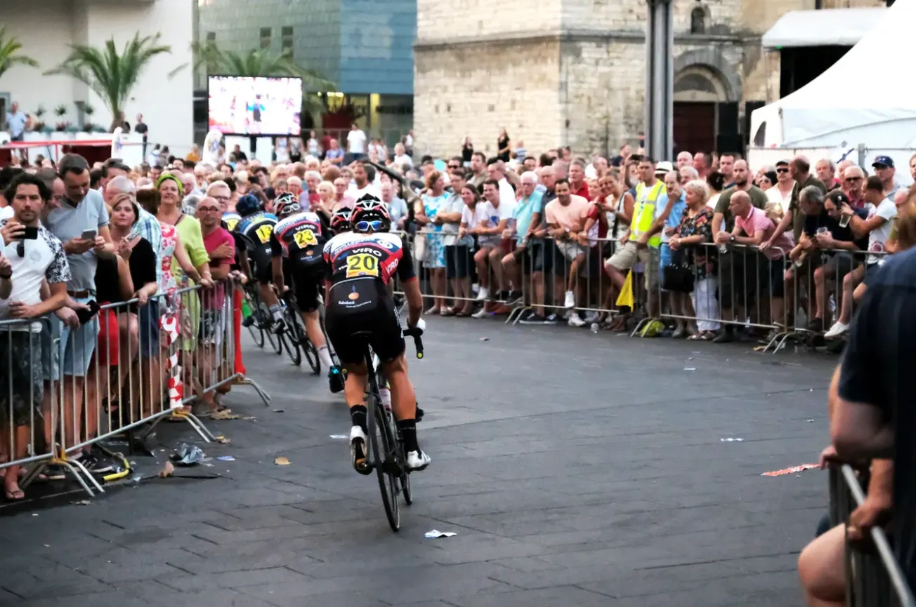 Mike Teunissen en Wout Poels aan de start in Heerlen