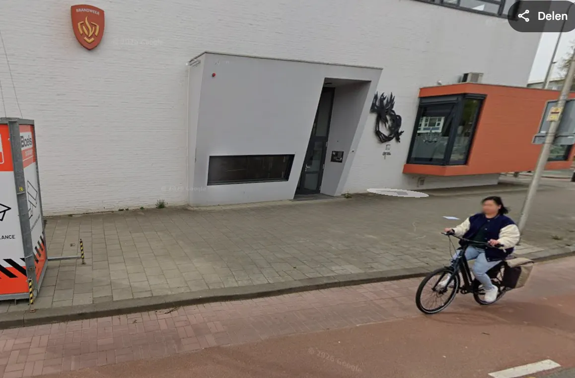 Taxi in brand tijdens rijden