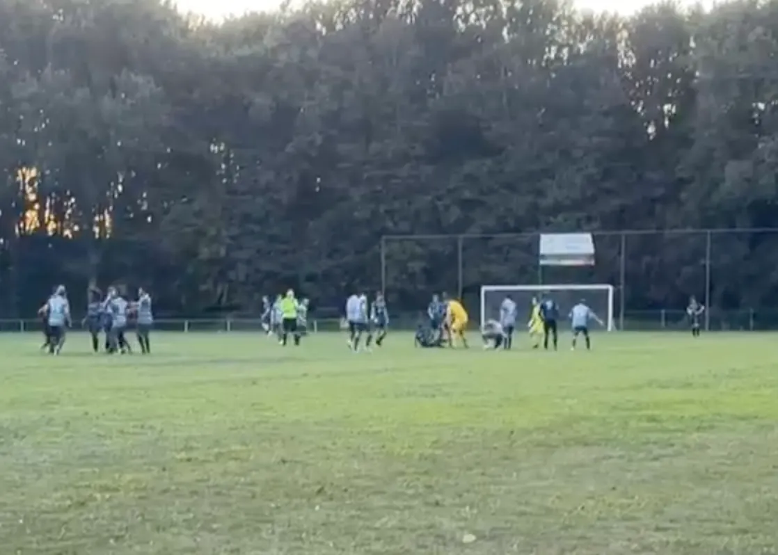 Video vechtpartij: Voetbalscheidsrechters stoppen met risicowedstrijden in Heerlen