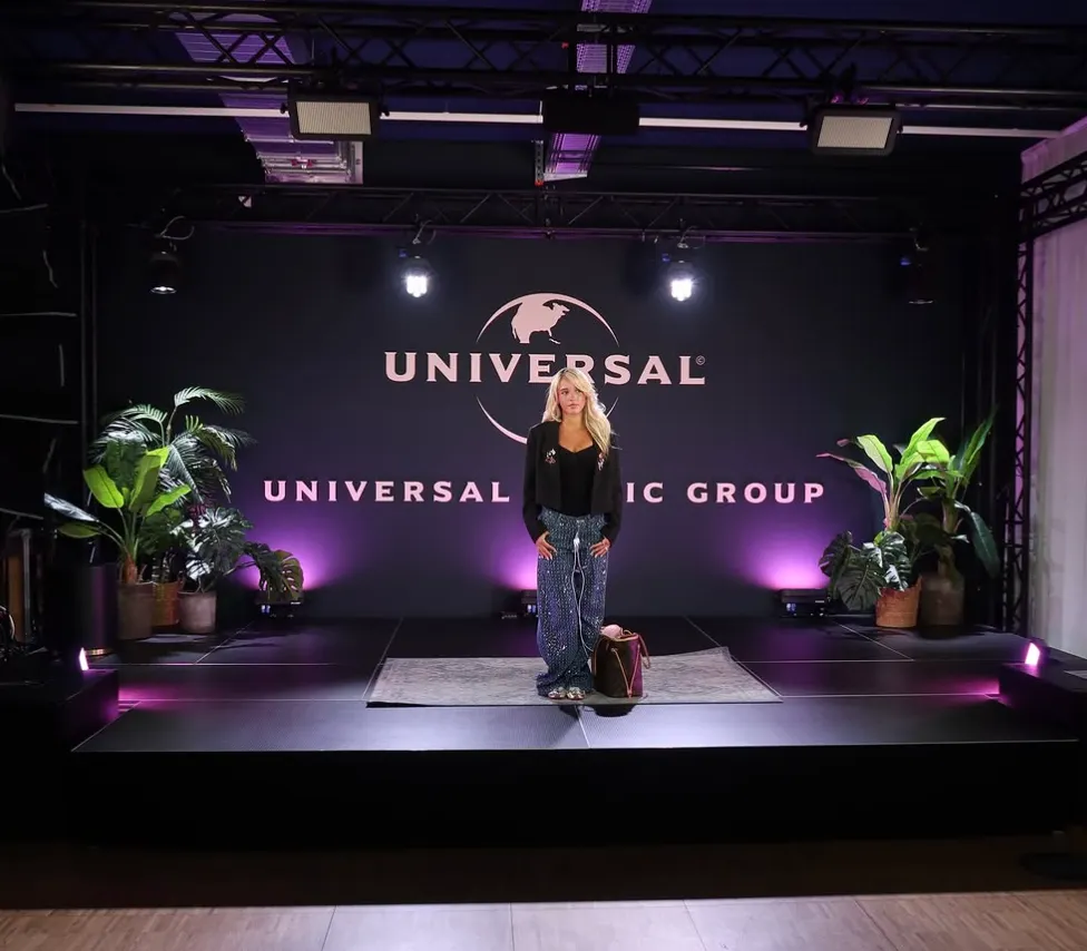 Emma Kok tekent bij Universal