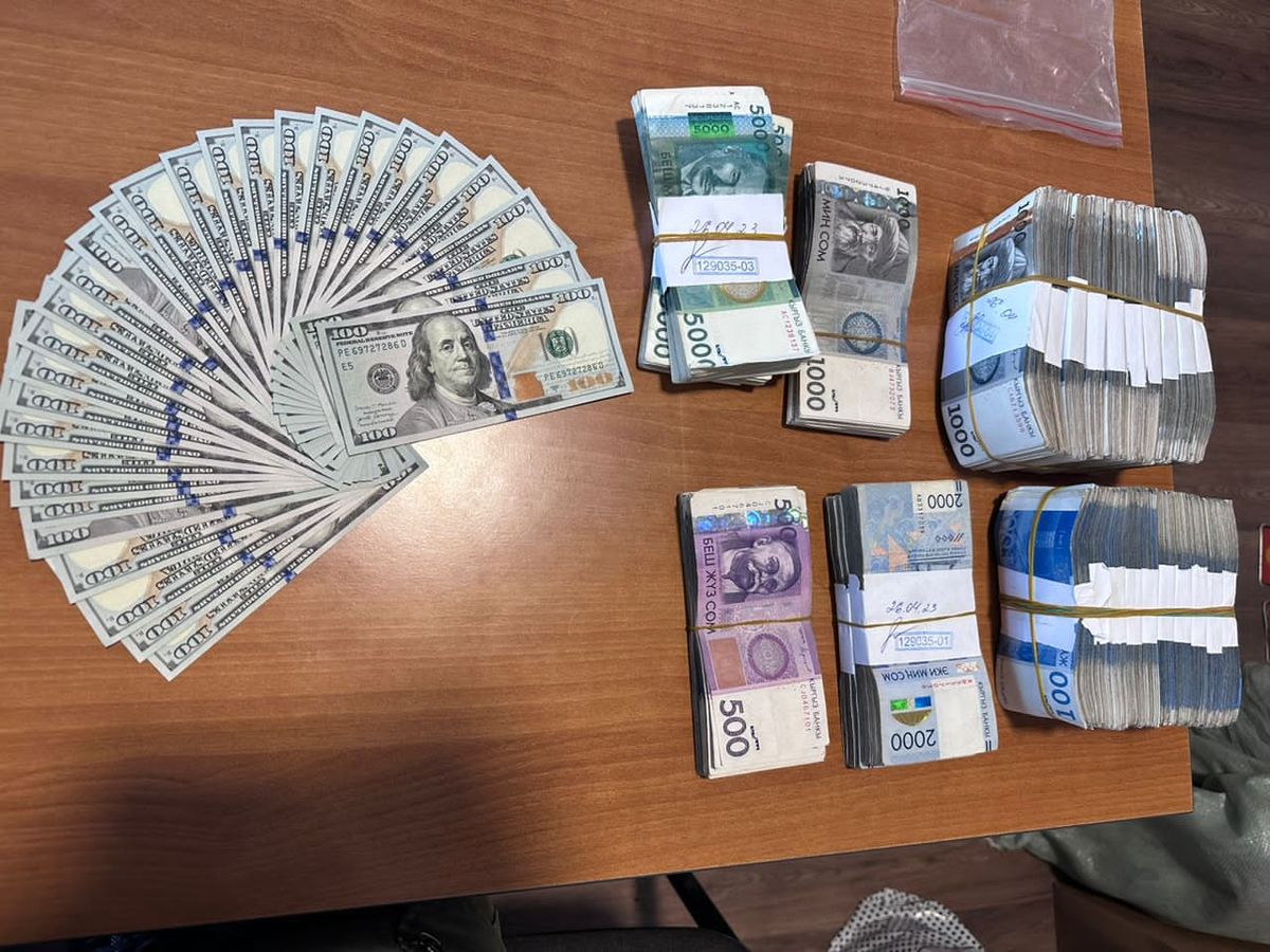 Аксыда контрабандага колдоо көрсөткөн милиция жана чек ара кызматкерлери кармалды