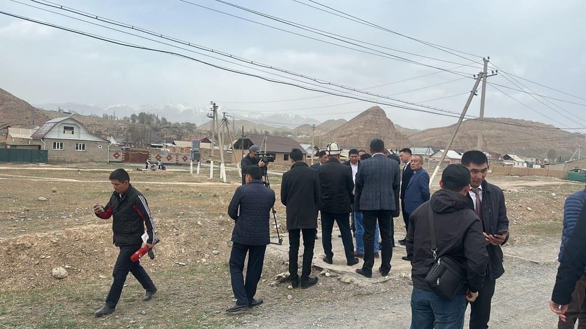 МИКтин кызматкерлери Нарында көп кабаттуу үйдүн курулушуна бөлүнгөн жер менен таанышышты