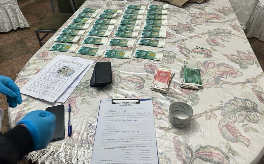 Чет элдик жаран салыкчыга 150 миң сомдук пара берип жаткан жеринен кармалды