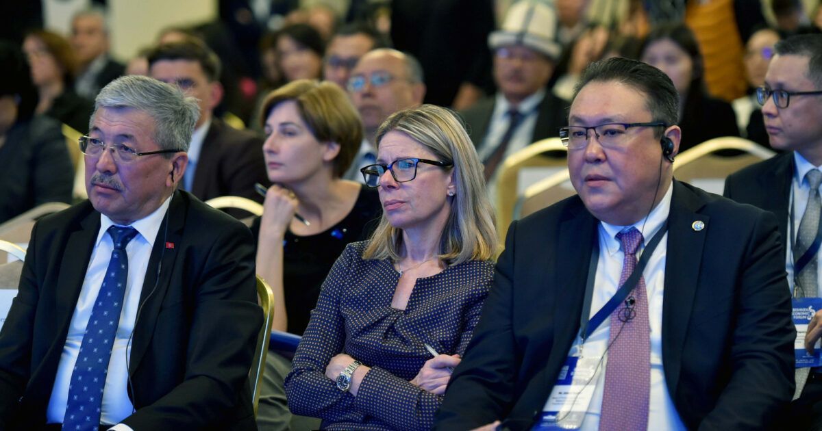 КР бизнес үчүн ыңгайсыз шарттарды жана жакырчылыкты канткенде жеңет — Дүйнөлүк банктын эксперттеринин пикири