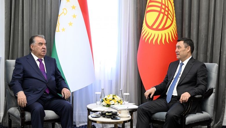 Кыргызстан менен Тажикстандын президенттери жолугушту