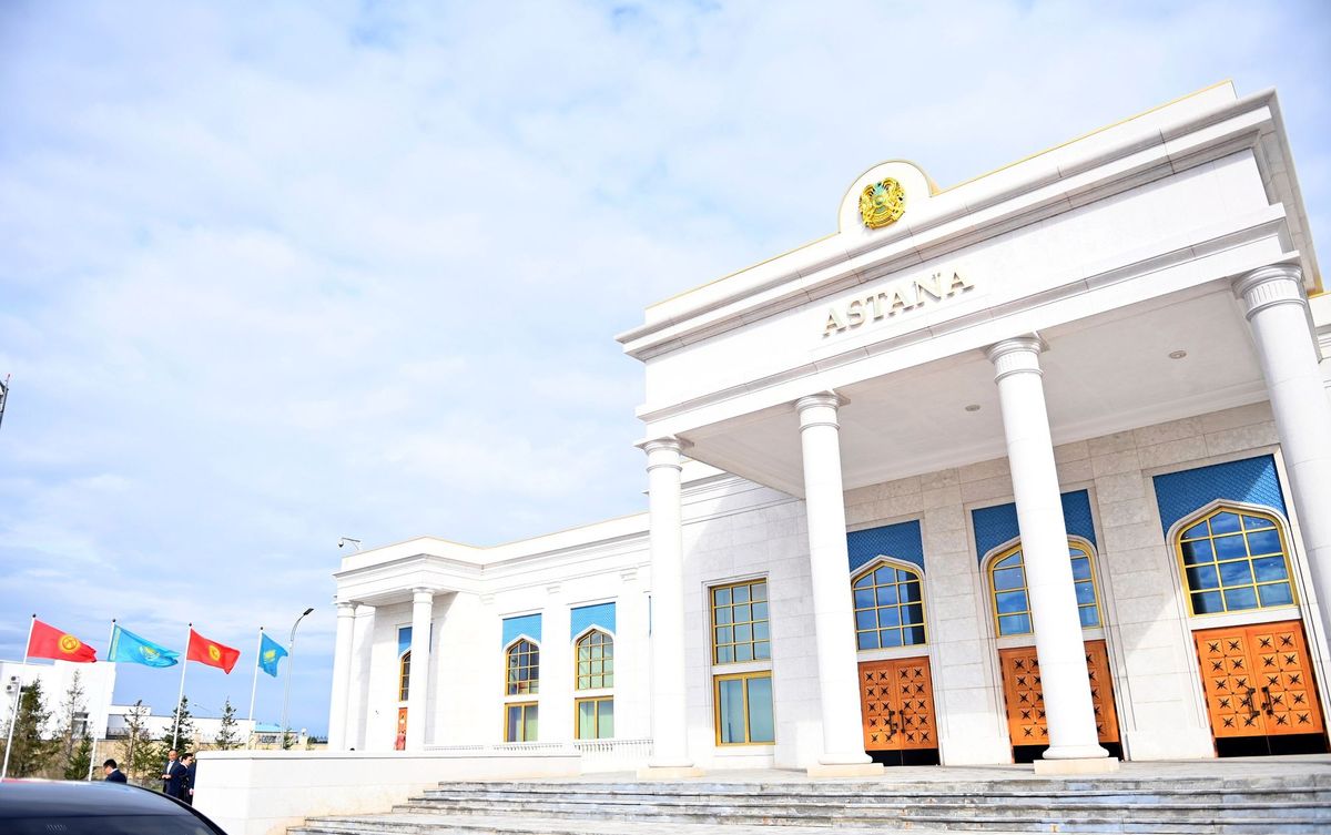 ЖКнын төрагасы Казакстандын президенти менен жолугат