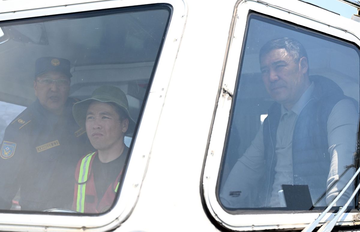 Садыр Жапаров Ысык-Көлдү балык кармоочу торлордон тазалоонун жүрүшү менен таанышты