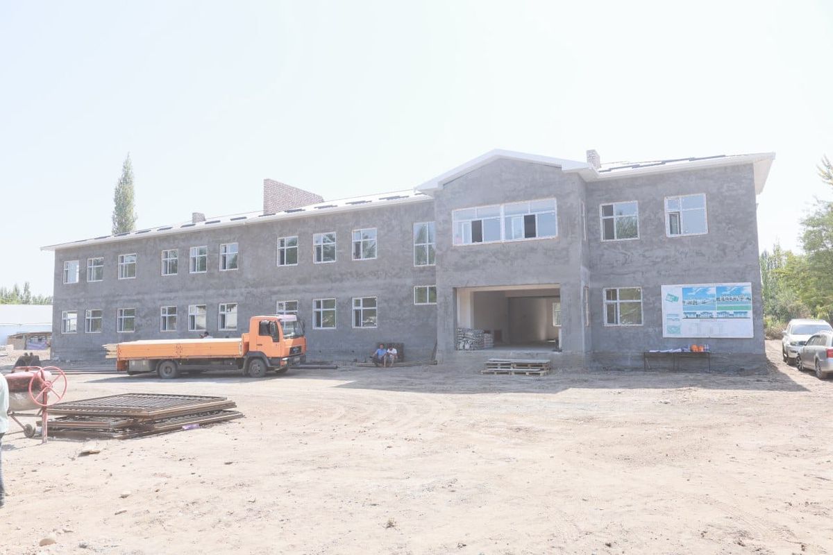 Бакыт Төрөбаев Ош облусундагы мектептердин курулушун текшерди