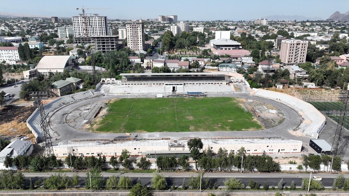 Президент Садыр Жапаров Оштун  стадионун реконструкциялоонун жүрүшү менен таанышты