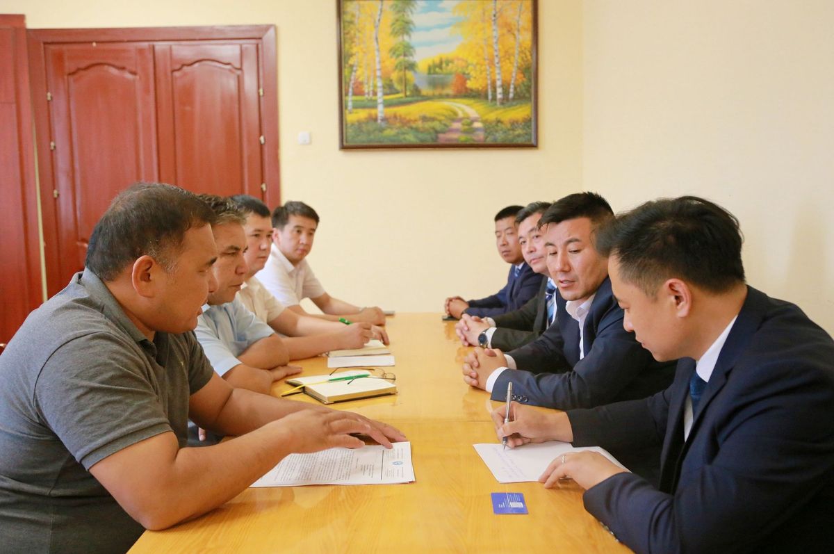 Кытайлык инвесторлор Ош шаарына жол куруу техникасын сатып алуу маселесин чечип берүүгө даяр