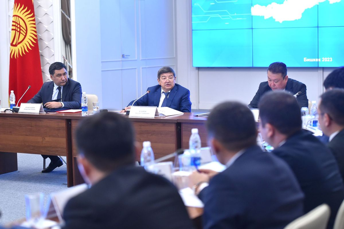 Акылбек Жапаров өнүктүрүү фонддору аркылуу ишти күчөтүүнү тапшырды