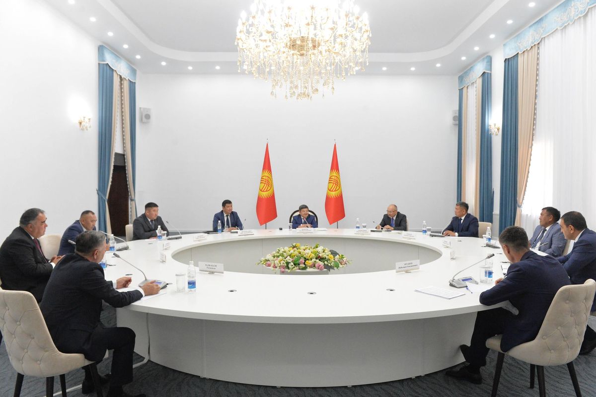 Акылбек Жапаров өзбекстандык жана тажикстандык губернаторлор менен жолукту