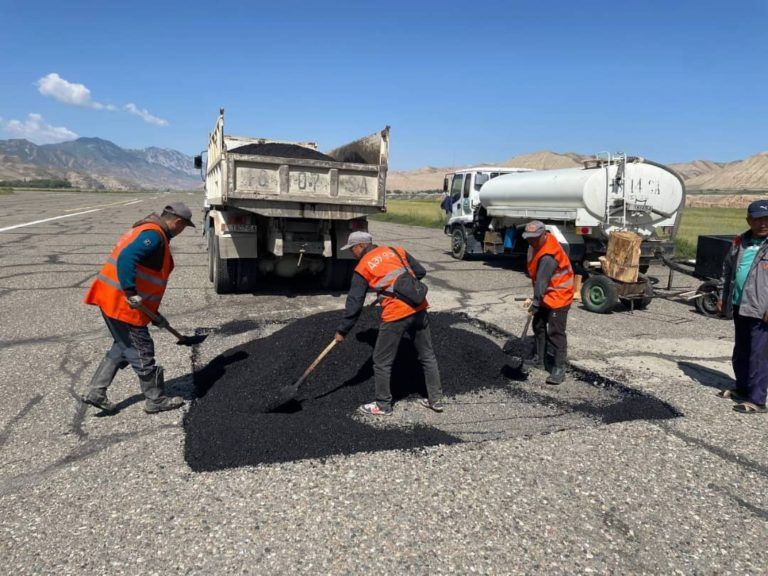 Транспорт министрлиги Нарындын аэропортунун учуп-конуу тилкесин оңдоо иштерин көрсөттү