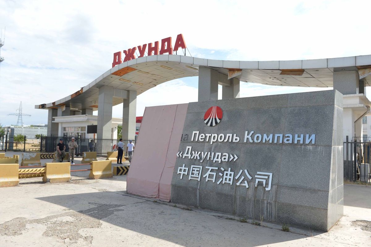 Акылбек Жапаров Чүй облусундагы бир катар өнөр жай ишканаларына барды