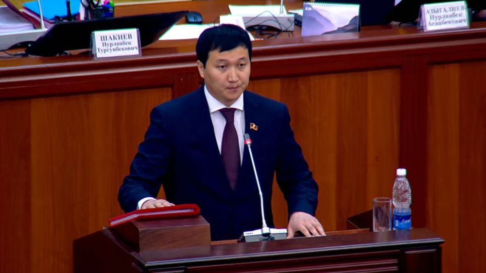 Жогорку Кеңештин жаңы депутаты Кубанычбек Самаков ант берди