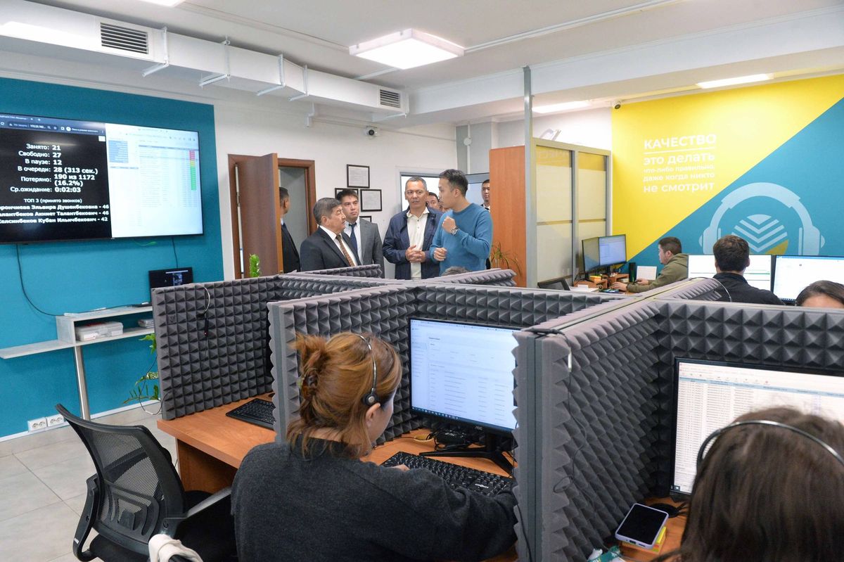 Акылбек Жапаров IT-коворкинг борборунун ишмердиги менен таанышты – коштоочулардын бири Өмүрбек Бабанов болду