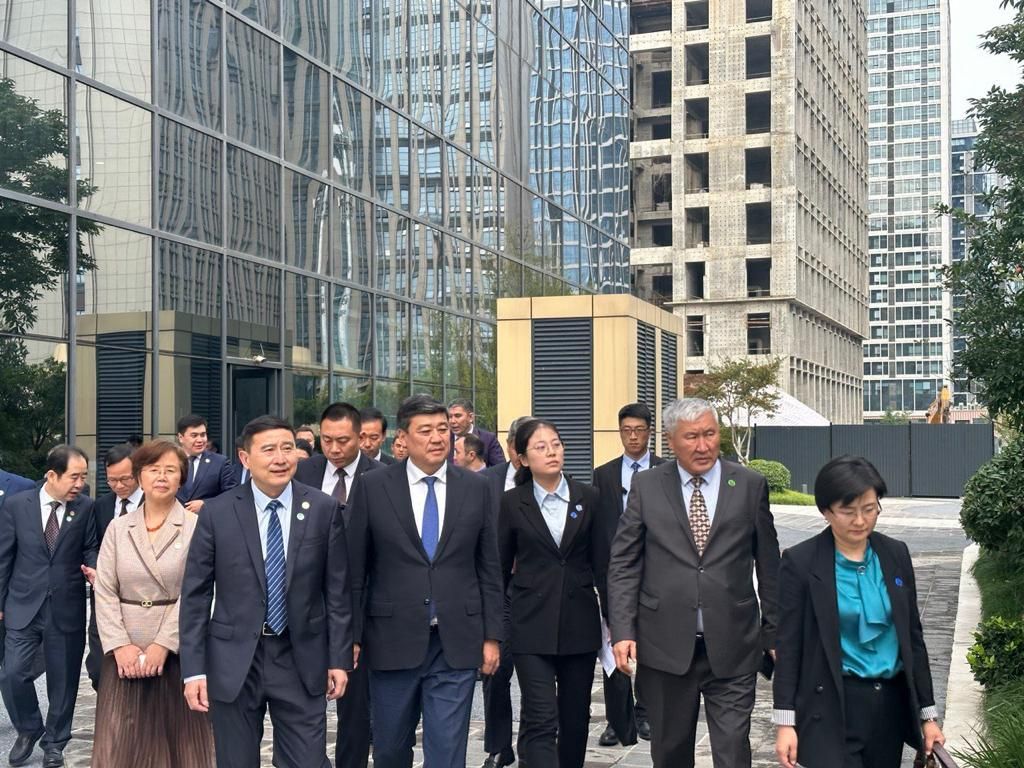 Бакыт Төрөбаев Кытайда «Джунда» ишканасынын жетекчилиги менен сүйлөшүүлөрдү жүргүздү