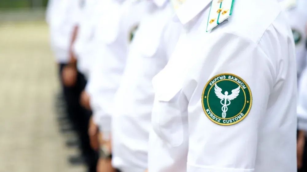 Көлбаев менен Матраимовго тыгыз байланыштуу деп шектелген 50гө жакын бажычы иштен бошотулду