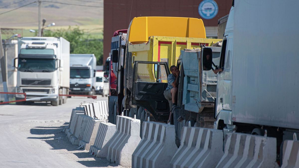 Ашыкча жүк жүктөгөн айдоочулар айыпка жыгат – Транспорт министрлиги билдирди