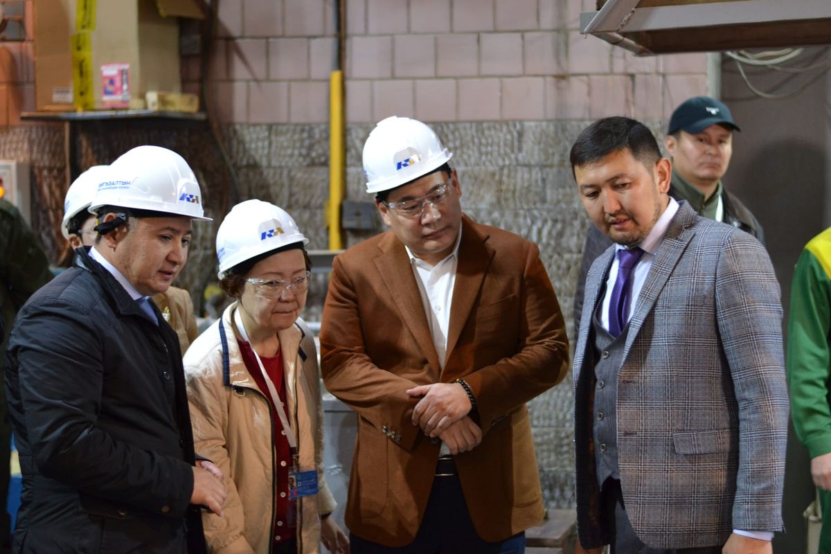 Монголиянын делегациясы «Кыргызалтындын» аффинаждоо заводуна барды