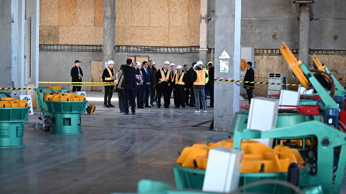 Өкмөттүн Кумтөрдүн дөңгөлөктөрдү кайра иштетүүчү заводунун ишмердүүлүгү менен таанышты