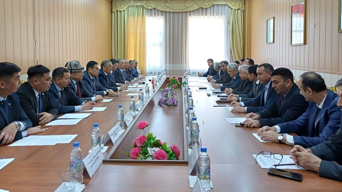 Кыргыз-тажик чек арасынын тактала элек аймактары боюнча талкуу жүрдү