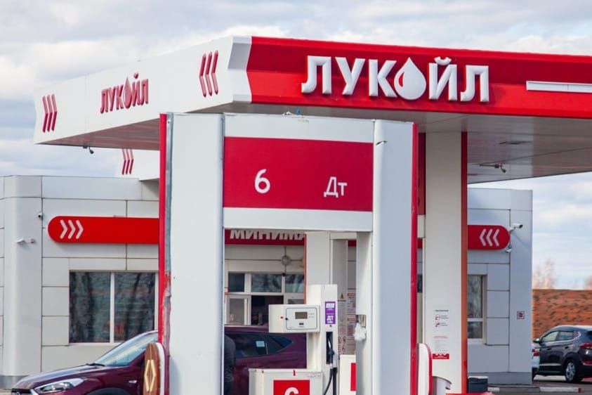 "Лукойл" компаниясы чет өлкөдөгү активдерин сатарын маалымдады