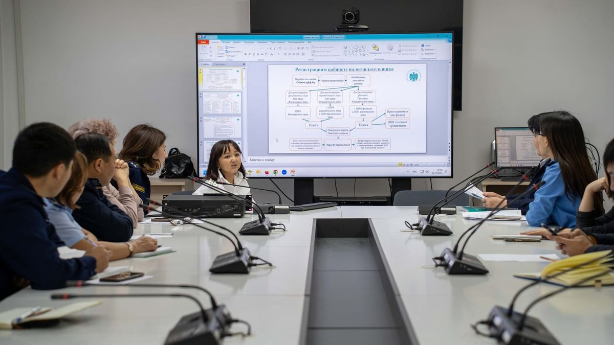 Текстиль жана тигүү тармагынын өкүлдөрү салык системасы боюнча окутуудан өттү