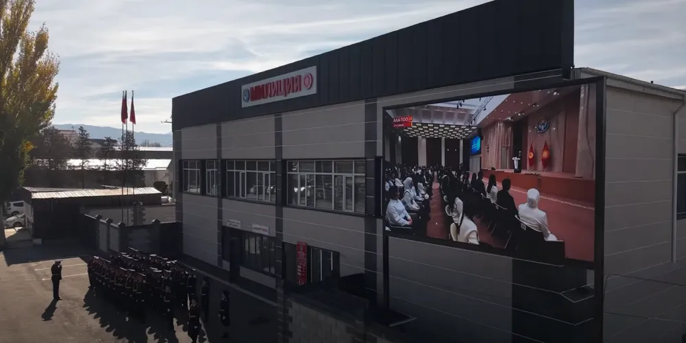 «Альянс Алтын» Бакай-Атада калкты маалымдоо үчүн LED-экран орнотту