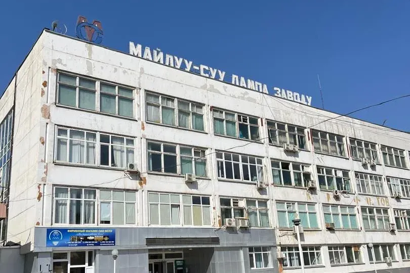 Майлуу-Суу лампа заводунун кызматкерлери өлкө жетекчилигине кайрылышты