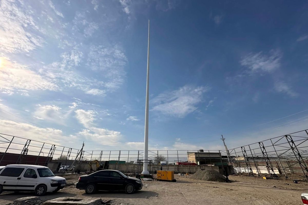 Ошто “Достук” чек ара бекетине 45 метрлик флагшток орнотулууда